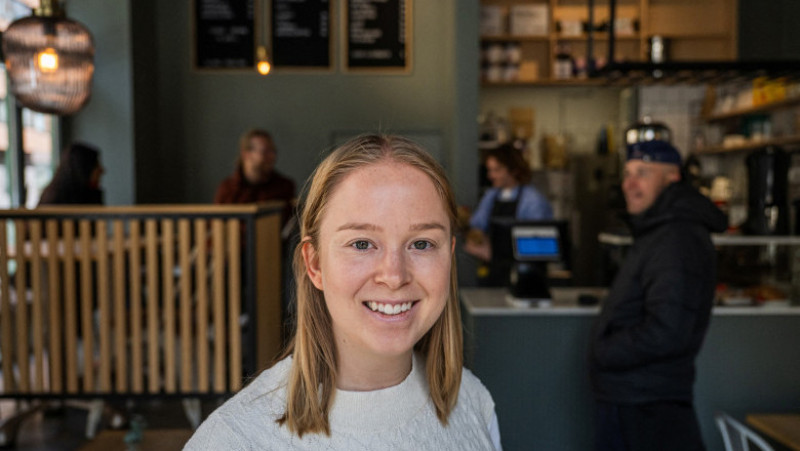 Hanna Petersson, din echipa Andon Labs, la Andon Café din Stockholm, 27 aprilie 2026. Cafeneaua este condusă de AI-ul „Mona” (Google Gemini), care a gestionat angajări, meniul şi aprovizionarea, inclusiv erori precum comanda a 6.000 de şerveţele. Foto: Profimedia Images