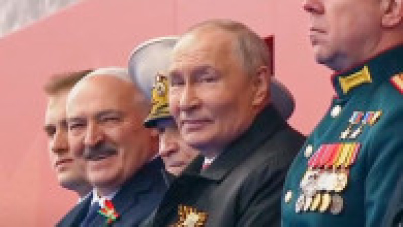Putin, alături de participanții la paradă. Foto: Profimedia | Poza 2 din 6
