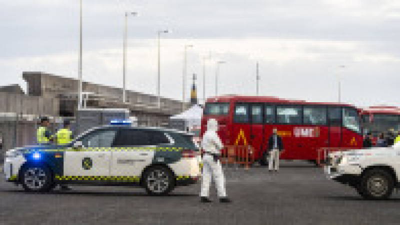 Autobuze ale UME și trupe ale Gărzii Civile așteaptă în port în timp ce nava de croazieră MV Hondius ancorează în apropierea portului Granadilla, pe 10 mai 2026, în Granadilla de Abona, Tenerife, Insulele Canare (Spania). Foot: Profimedia | Poza 4 din 10