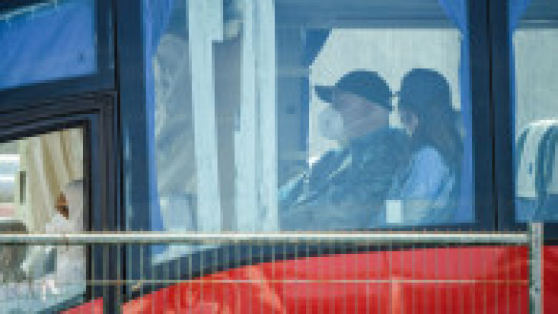 Un pasager îmbrăcat într-un costum de protecție albastru urcă într-un autobuz militar după ce a fost evacuat de pe nava de croazieră MV Hondius, sub pavilion olandez și afectată de un focar de hantavirus, în portul industrial Granadilla de Abona de pe insula Tenerife, din Insulele Canare, Spania, pe 10 mai 2026. Foto: Profimedia | Poza 8 din 10
