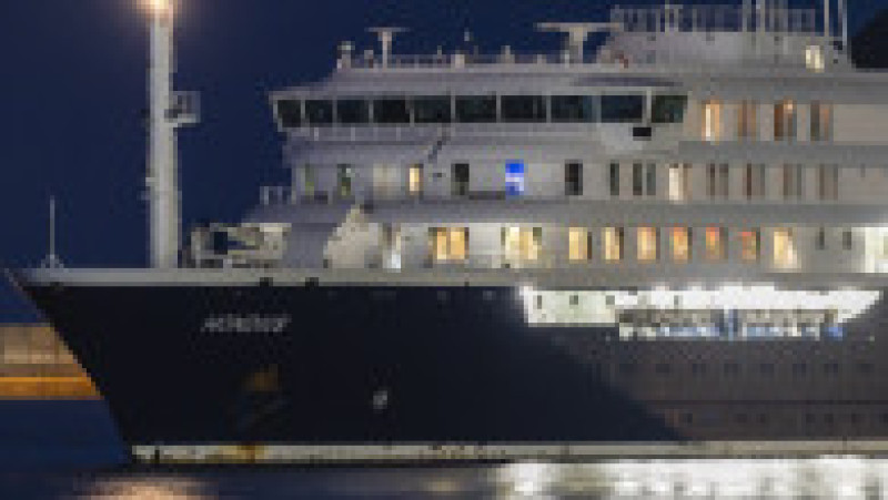 Nava de croazieră MV Hondius ancorează în apropierea portului Granadilla, pe 10 mai 2026, în Granadilla de Abona, Tenerife, Insulele Canare (Spania).Foto: Profimedia | Poza 3 din 10