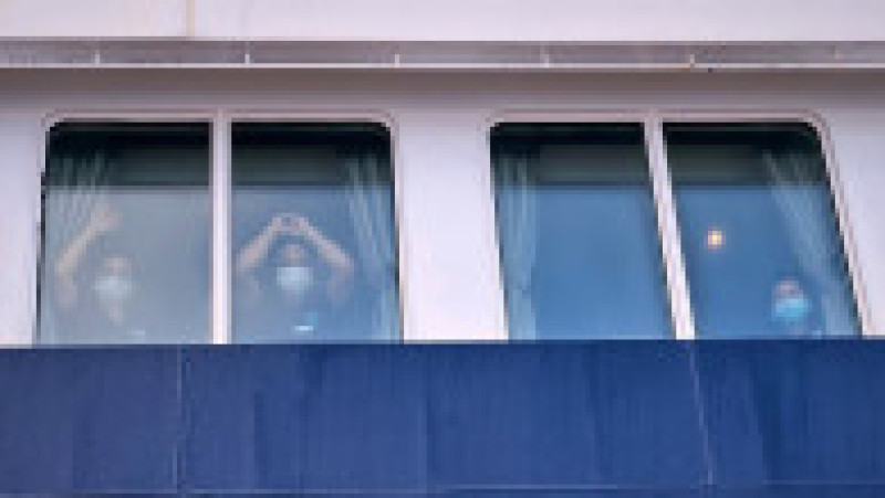 Pasagerii privesc cum alți pasageri sunt debarcați de pe nava de croazieră MV Hondius, afectată de hantavirus, în portul Granadilla din Tenerife, Insulele Canare, Spania, duminică, 10 mai 2026., Foto: Profimedia | Poza 5 din 11