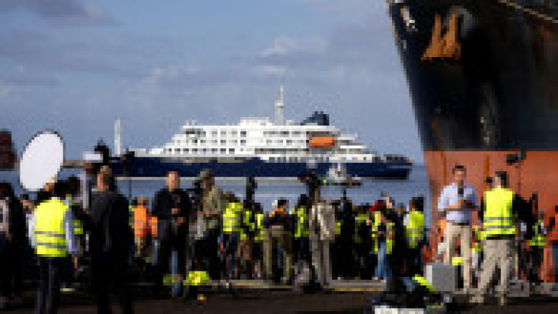 Nava de croazieră MV Hondius ancorează în apropierea portului Granadilla, pe 10 mai 2026, în Granadilla de Abona, Tenerife, Insulele Canare (Spania). Foto: Profimedia | Poza 10 din 10