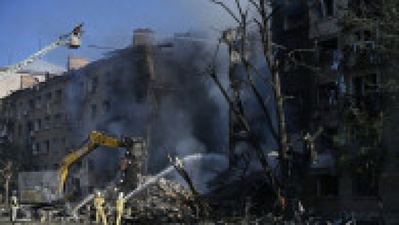 Pompierii intervin pentru a stinge un incendiu la locul unei clădiri grav avariate în urma atacurilor rusești din Kiev, din 24 mai 2026, pe fondul invaziei rusești a Ucrainei. Foto: Profimedia | Poza 2 din 11