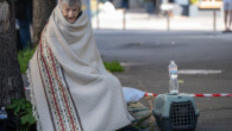 O femeie în vârstă este surprinsă la locul unui atac aerian rusesc în Kiev, Ucraina, pe 24 mai 2026. Foto: Profimedia | Poza 3 din 11
