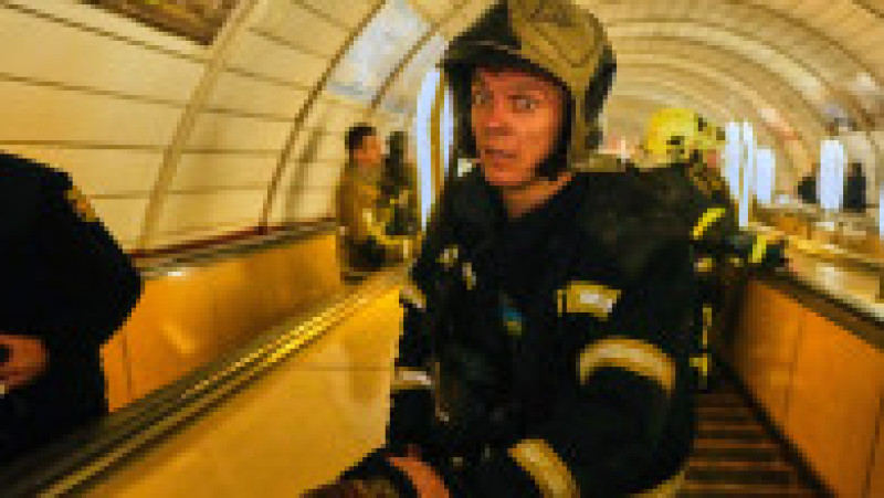 Un pompier reacționează la loviturile rachetelor în timp ce coboară pe scara rulantă către un adăpost din metrou, în timpul atacurilor cu rachete și drone ale Rusiei asupra capitalei Kiev, Ucraina, în dimineața zilei de duminică, 24 mai 2026. Foto: Profimedia | Poza 11 din 11