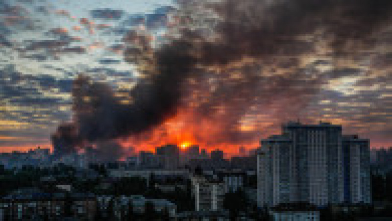 Fumul se ridică deasupra orașului la răsăritul soarelui, în urma unui atac aerian intens al Rusiei asupra Kievului, Ucraina, duminică, 24 mai 2026. . Foto: Profimedia | Poza 8 din 11