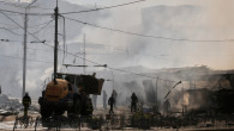 Pompierii au stins incendiul izbucnit într-o piață din oraș, lovită în timpul unui atac aerian intens al Rusiei, la Kiev, Ucraina, duminică, 24 mai 2026. Foto: Efrem Lukatsky / AP / Profimedia | Poza 10 din 11