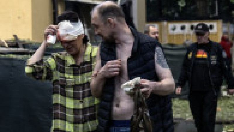 Un bărbat ajută o localnică rănită în timpul evacuării unei clădiri de locuințe avariate, în urma atacurilor rusești asupra capitalei ucrainene, Kiev, pe 24 mai 2026, pe fondul invaziei rusești în Ucraina.. Foto: Profimedia | Poza 7 din 11