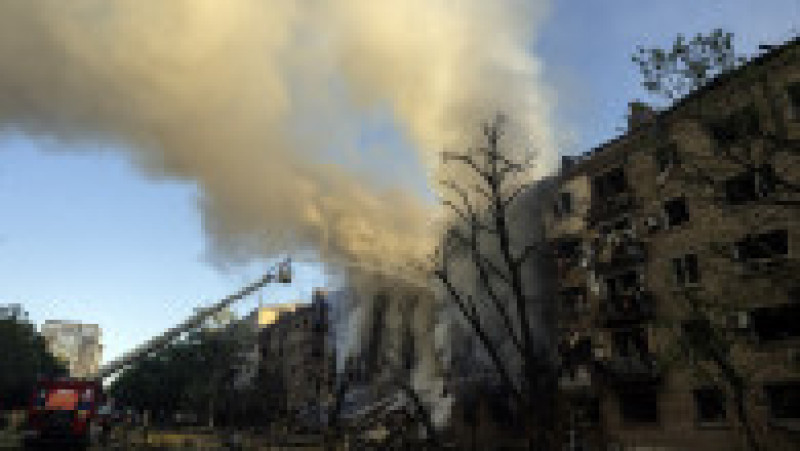 Pompierii intervin pentru a stinge un incendiu izbucnit la o clădire grav avariată în urma atacurilor rusești asupra capitalei ucrainene, Kiev, pe 24 mai 2026, pe fondul invaziei rusești în Ucraina. Foto: Profimedia | Poza 5 din 11