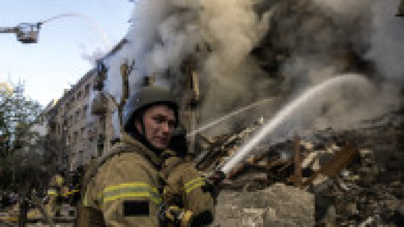 Pompierii intervin pentru a stinge un incendiu izbucnit la o clădire grav avariată în urma atacurilor rusești asupra capitalei ucrainene, Kiev, pe 24 mai 2026, pe fondul invaziei rusești a Ucrainei. Foto: Profimedia | Poza 6 din 11
