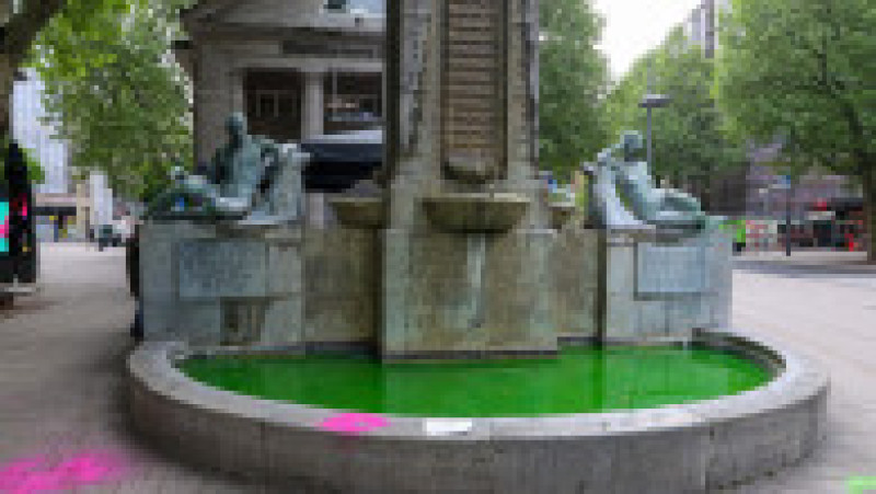 21 mai 2026, Hamburg: Apa din fântâna Mönckeberg din centrul orașului Hamburg a fost colorată în verde. În fața acesteia poate fi văzut sloganul „Din păcate, nu verde”, scris cu spray. Foto: Profimedia Images | Poza 2 din 7