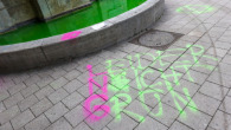 21 mai 2026, Hamburg: Apa din fântâna Mönckeberg din centrul orașului Hamburg a fost colorată în verde. În fața acesteia poate fi văzut sloganul „Din păcate, nu verde”, scris cu spray. Foto: Profimedia Images | Poza 1 din 7