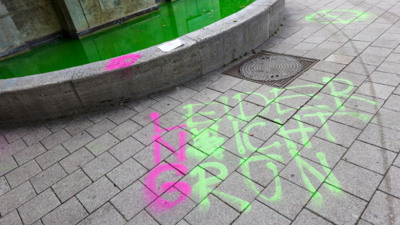 21 mai 2026, Hamburg: Apa din fântâna Mönckeberg din centrul orașului Hamburg a fost colorată în verde. În fața acesteia poate fi văzut sloganul „Din păcate, nu verde”, scris cu spray. Foto: Profimedia Images
