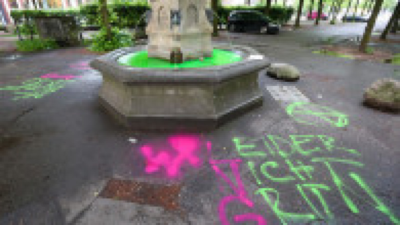 21 mai 2026, Hamburg: Apa din fântâna Vierländerin din centrul orașului Hamburg a fost colorată în verde. În fața acesteia poate fi văzut sloganul „Din păcate, nu verde”, scris cu spray. Foto: Profimedia Images | Poza 4 din 7