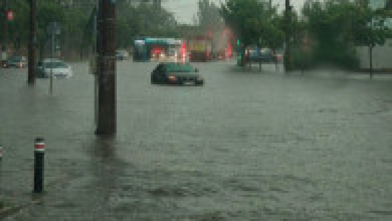 Străzi inundate și trafic îngreunat în Craiova, în urma ploilor torențiale. Foto: Meteoplus/ Facebook | Poza 3 din 3