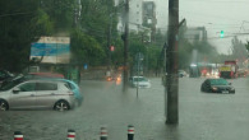Străzi inundate și trafic îngreunat în Craiova, în urma ploilor torențiale. Foto: Meteoplus/ Facebook | Poza 2 din 3