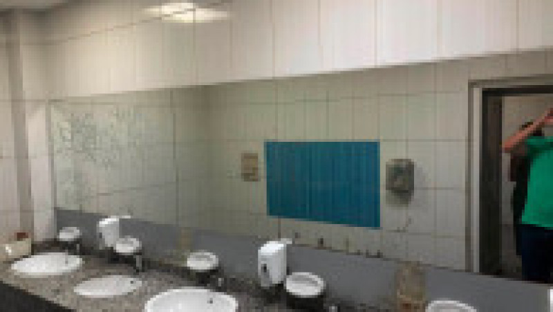 Toaletele publice din pasajul pietonal de la Piaţa Universităţii sunt închise de luni de zile, din cauza unor defecţiuni şi a stării avansate de degradare. Foto: Facebook / Andrei Nistor | Poza 2 din 4