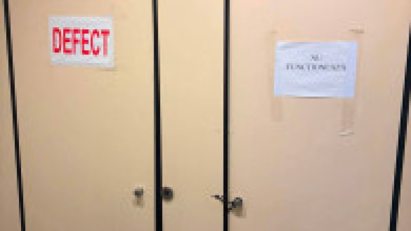 Toaletele publice din pasajul pietonal de la Piaţa Universităţii sunt închise de luni de zile, din cauza unor defecţiuni şi a stării avansate de degradare. Foto: Facebook / Andrei Nistor | Poza 3 din 4