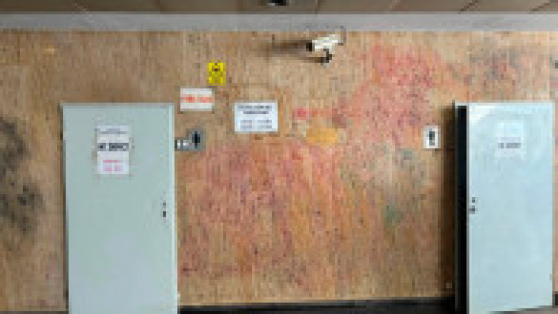 Toaletele publice din pasajul pietonal de la Piaţa Universităţii sunt închise de luni de zile, din cauza stării avansate de degradare. Foto: Facebook / Andrei Nistor | Poza 1 din 4