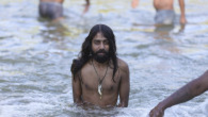 Lucrători din Sri Lanka, Nepal sau Pakistan s-au răcorit, alături de localnici din Clinceni sau Bragadiru, în apele râului Ciorogârla. Foto: Inquam Photos / Octav Ganea | Poza 3 din 7