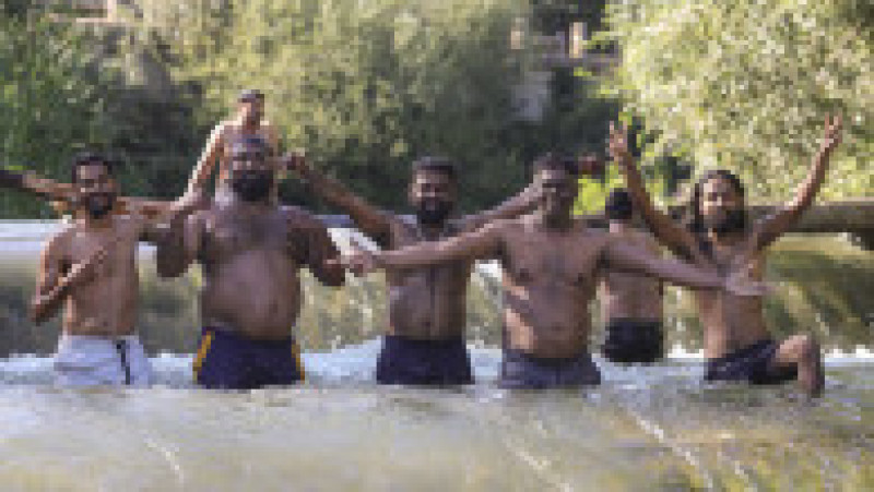 Lucrători din Sri Lanka, Nepal sau Pakistan s-au răcorit, alături de localnici din Clinceni sau Bragadiru, în apele râului Ciorogârla. Foto: Inquam Photos / Octav Ganea | Poza 4 din 7