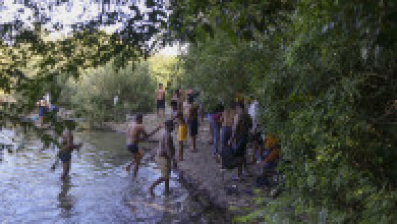 Lucrători din Sri Lanka, Nepal sau Pakistan s-au răcorit, alături de localnici din Clinceni sau Bragadiru, în apele râului Ciorogârla. Foto: Inquam Photos / Octav Ganea | Poza 2 din 7