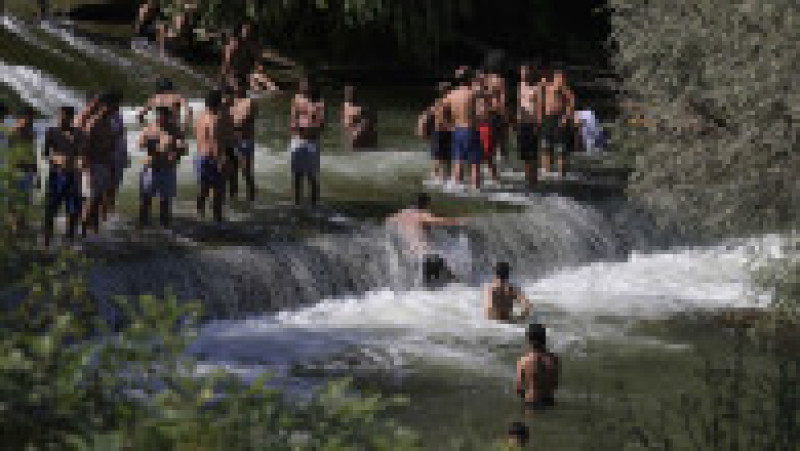 Lucrători din Sri Lanka, Nepal sau Pakistan s-au răcorit, alături de localnici din Clinceni sau Bragadiru, în apele râului Ciorogârla. Foto: Inquam Photos / Octav Ganea | Poza 1 din 7
