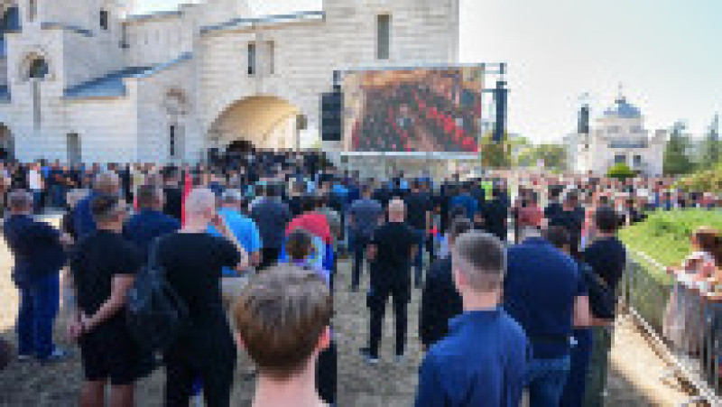 Oamenii asistă la o slujbă religioasă oficiată de Patriarhul Porfirie al Bisericii Ortodoxe Sârbe la Biserica Sfântul Luca, în cadrul funeraliilor fostului comandant al armatei sârbilor bosniaci, Ratko Mladić. Foto:Darko Vojinovic / AP / Profimedia | Poza 8 din 8