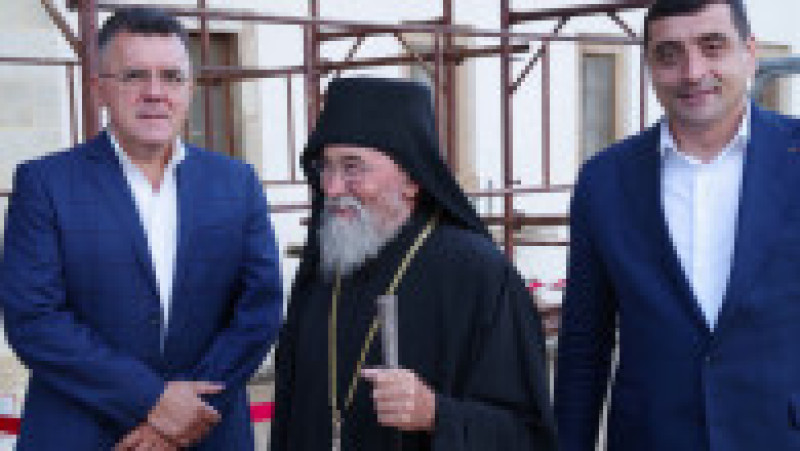 George Simion și Dan Dungaciu, la pescuit, alături de călugării de pe Muntele Athos. Foto: Facebook/Dan Dungaciu | Poza 5 din 13