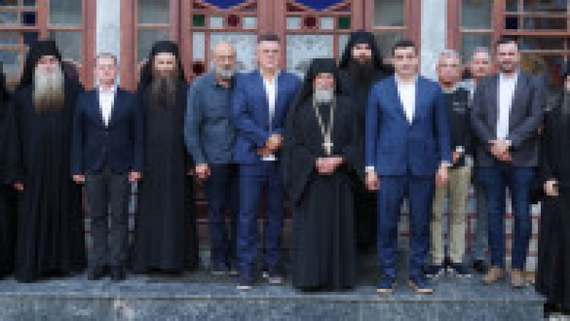 George Simion și Dan Dungaciu, la pescuit, alături de călugării de pe Muntele Athos. Foto: Facebook/Dan Dungaciu | Poza 4 din 13