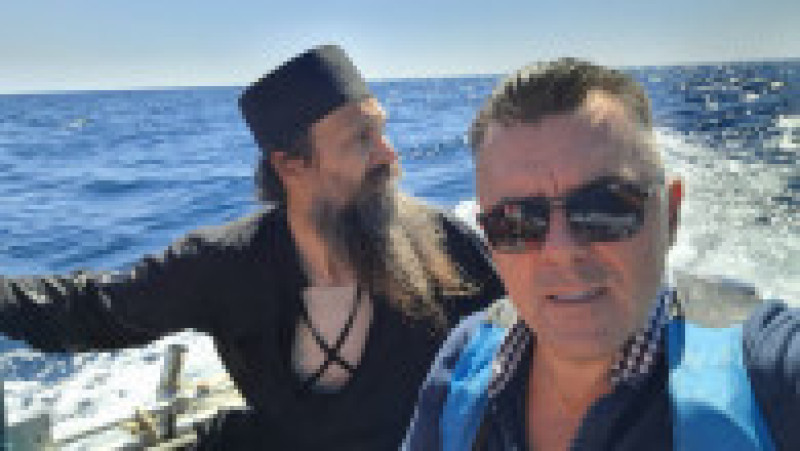 George Simion și Dan Dungaciu, la pescuit, alături de călugării de pe Muntele Athos. Foto: Facebook/Dan Dungaciu | Poza 11 din 13