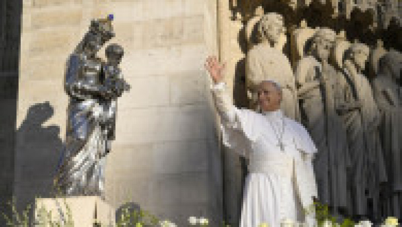 Papa, salutând credincioșii la Catedrala Notre-Dame din Paris. Foto: Profimedia | Poza 1 din 5