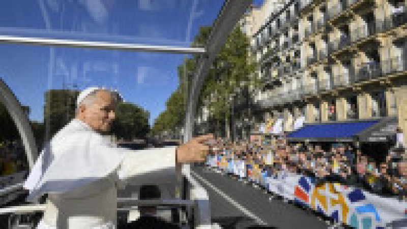 Salutând credincioșii, din papamobil, în Paris. Foto: Profimedia | Poza 3 din 5