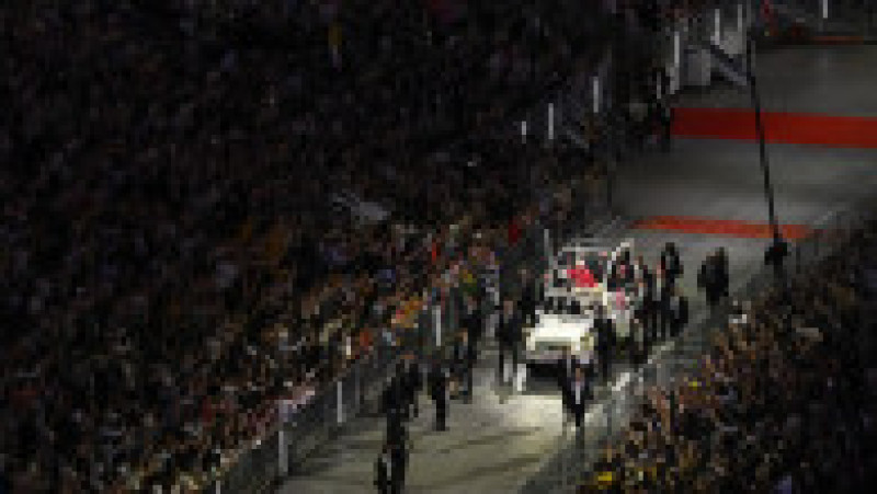 Tur al Stade de France, la bordul papamobilului. Foto: Profimedia | Poza 4 din 5