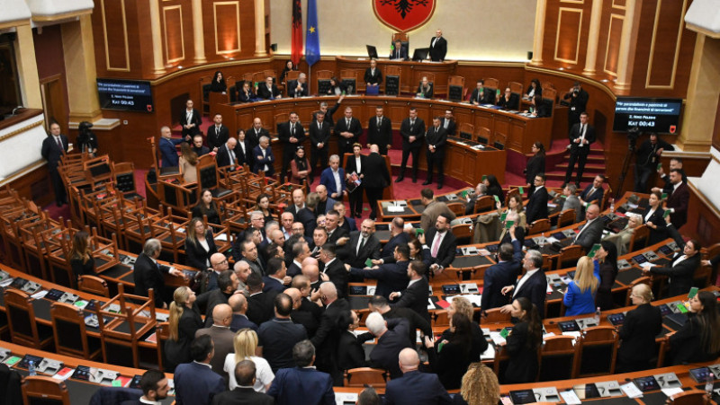 Îmbrânceli în Parlamentul Albaniei, la Tirana, după ce conducerea a respins cererea opoziției de a dezbate protestele studențești, aflate în a zecea zi. Parlamentarii au blocat ședința, punând scaune pe birouri. Foto: Profimedia Images