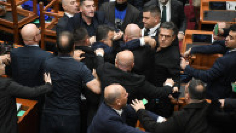 Îmbrânceli în Parlamentul Albaniei, la Tirana, după ce conducerea a respins cererea opoziției de a dezbate protestele studențești, aflate în a zecea zi. Parlamentarii au blocat ședința, punând scaune pe birouri. Foto: Profimedia Images | Poza 4 din 6