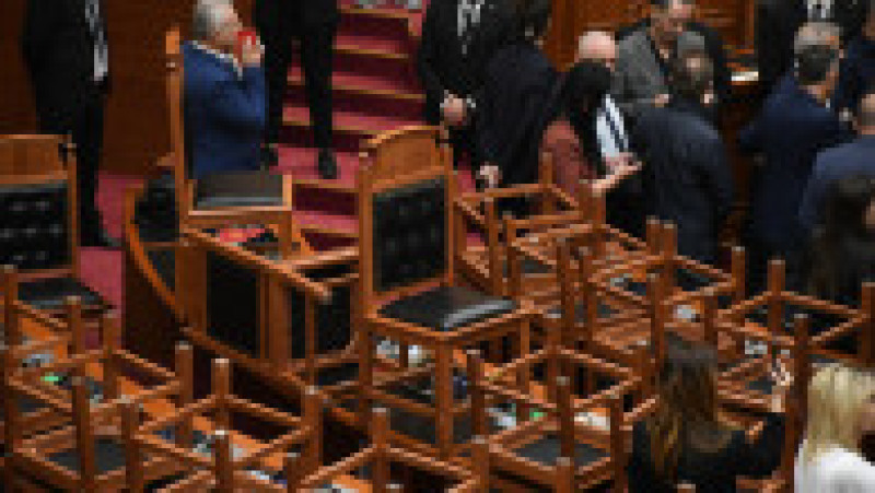 Îmbrânceli în Parlamentul Albaniei, la Tirana, după ce conducerea a respins cererea opoziției de a dezbate protestele studențești, aflate în a zecea zi. Parlamentarii au blocat ședința, punând scaune pe birouri. Foto: Profimedia Images | Poza 6 din 6