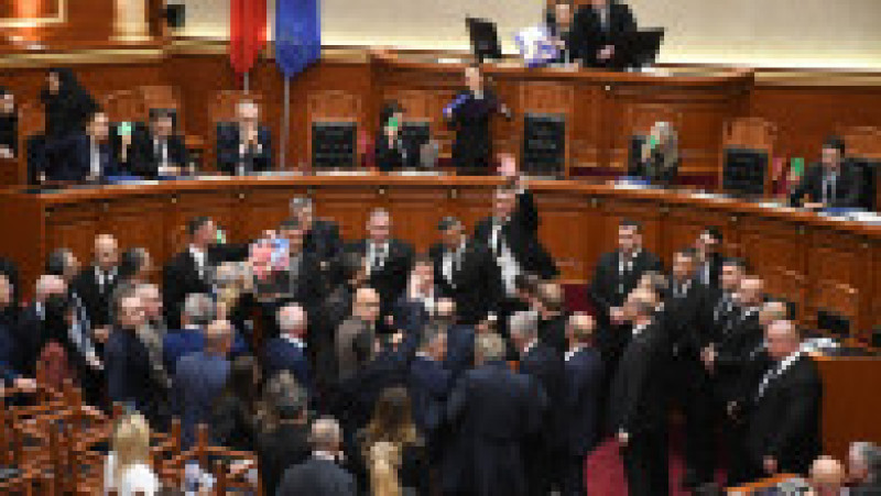 Îmbrânceli în Parlamentul Albaniei, la Tirana, după ce conducerea a respins cererea opoziției de a dezbate protestele studențești, aflate în a zecea zi. Parlamentarii au blocat ședința, punând scaune pe birouri. Foto: Profimedia Images | Poza 5 din 6