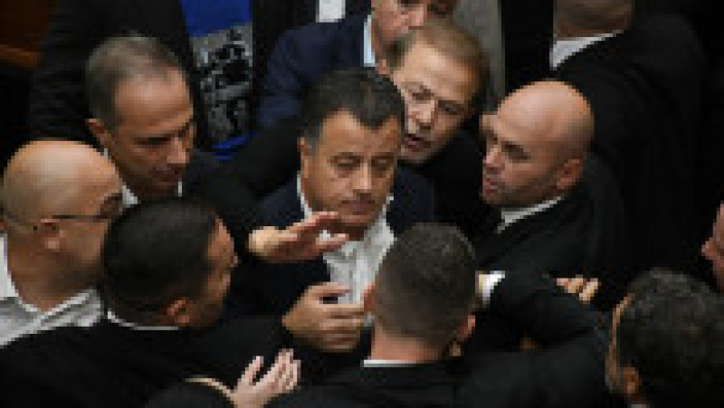 Îmbrânceli în Parlamentul Albaniei, la Tirana, după ce conducerea a respins cererea opoziției de a dezbate protestele studențești, aflate în a zecea zi. Parlamentarii au blocat ședința, punând scaune pe birouri. Foto: Profimedia Images | Poza 3 din 6