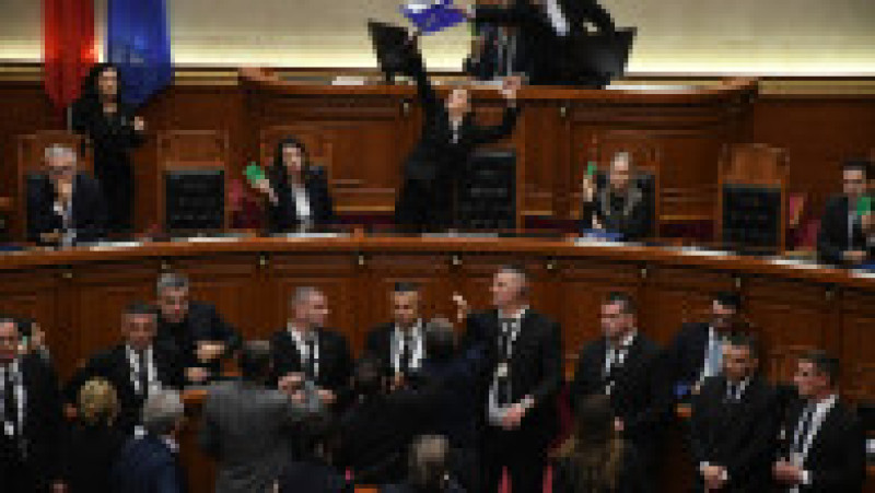 Îmbrânceli în Parlamentul Albaniei, la Tirana, după ce conducerea a respins cererea opoziției de a dezbate protestele studențești, aflate în a zecea zi. Parlamentarii au blocat ședința, punând scaune pe birouri. Foto: Profimedia Images | Poza 2 din 6