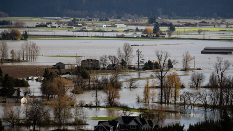 Ploile torenţiale au provocat inundaţii şi alunecări de teren în vestul Canadei. Foto: Profimedia Images