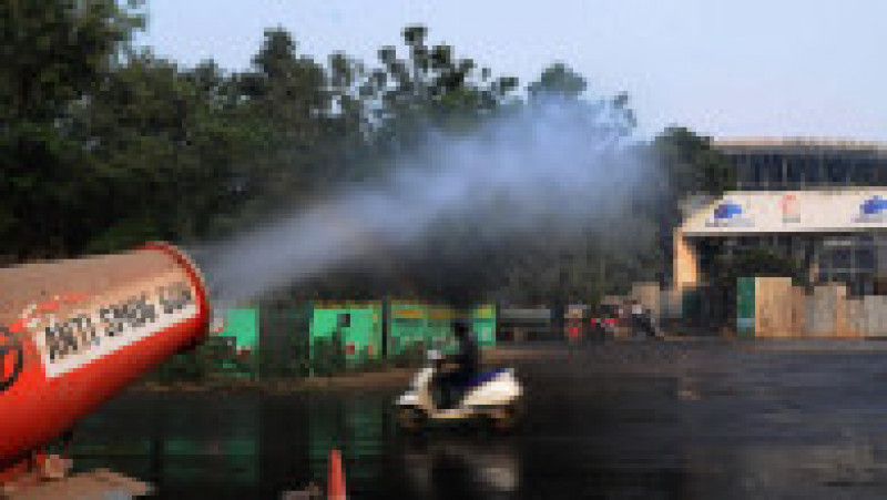 Tunuri anti-smog pulverizează apă pentru a aduna la sol particulele din aer. Foto: Profimedia | Poza 9 din 11