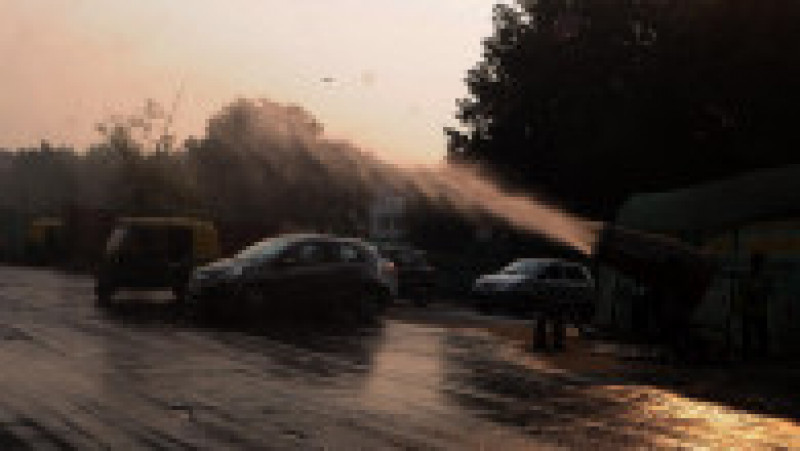 Tunuri anti-smog pulverizează apă pentru a aduna la sol particulele din aer. Foto: Profimedia | Poza 10 din 11