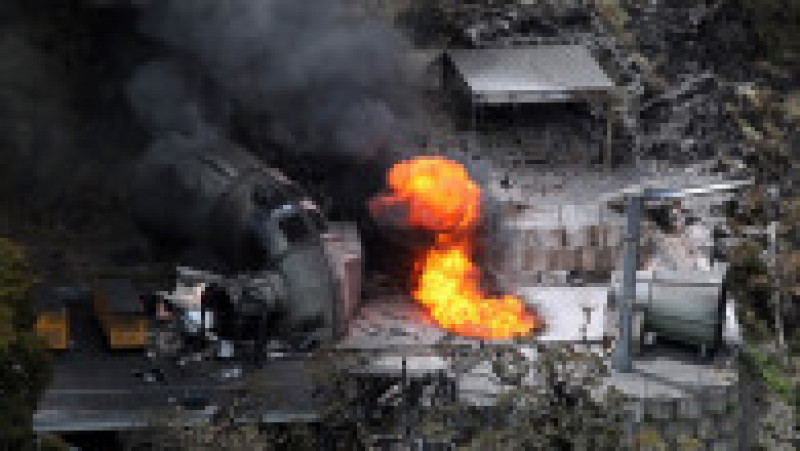 Imagine realizată pe 30 noiembrie 2010, în care se văd flăcările care continuă să iasă pe puțurile de ventilare, la 11 zile de la explozie. Sursa foto: Profimedia Images | Poza 20 din 21