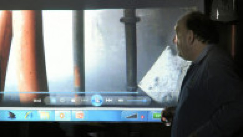 CEO-ul companiei Pike River prezintă imagini cu prima explozie în timpul unei conferințe de presă, pe 23 noiembrie 2010. Sursa foto: Profimedia Images | Poza 6 din 21