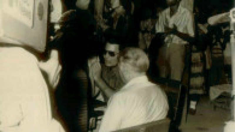Jim Jones alături de delegația congresmanului Leo Ryan, în Jonestown, în noiembrie 1978. Sursa foto: Profimedia Images | Poza 4 din 22