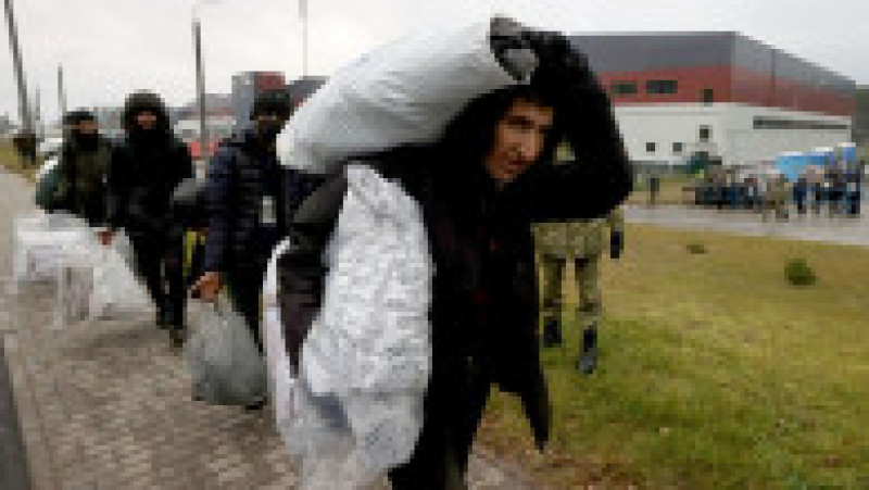 Belarusul a început să evacueze taberele de refugiați de la granița cu Polonia, cazându-i pe imigranți într-un depozit Foto: Profimedia Images | Poza 5 din 17