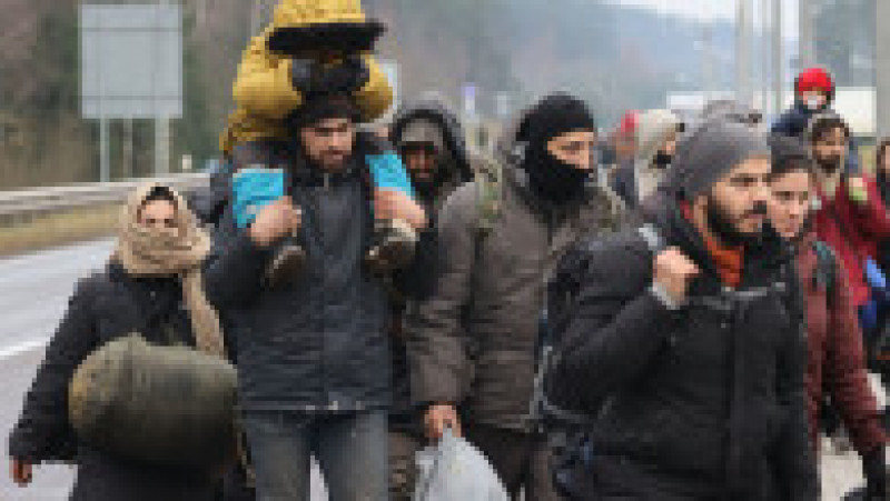 Grup de migranți la granița dintre Uniunea Europeană și Belarus. Foto: Profimedia Images | Poza 6 din 17