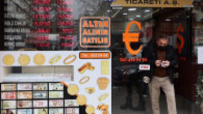 Turcii au stat la coadă la casele de schimb valutar. FOTO: Profimedia Images | Poza 3 din 13